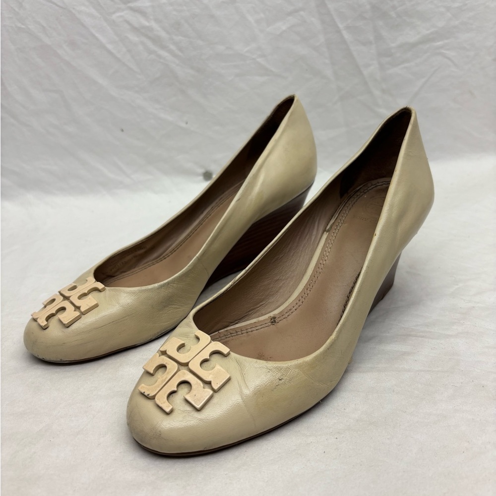 Tory Burch Beige Leather Wedge Pumps with Decorative Emblem size 8.5 M